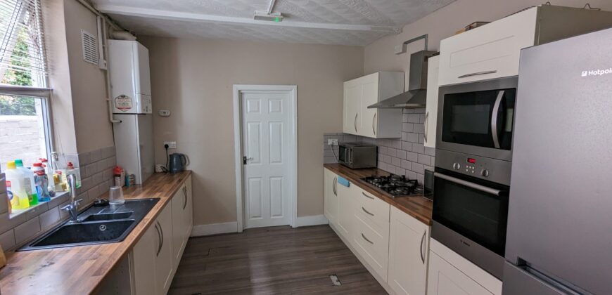 Large Double Room For a Single Occupant Only. Professionals Only. Not Suitable For Students. Fully Furnished. All Bills Included. Minimum 6 Month Contract.