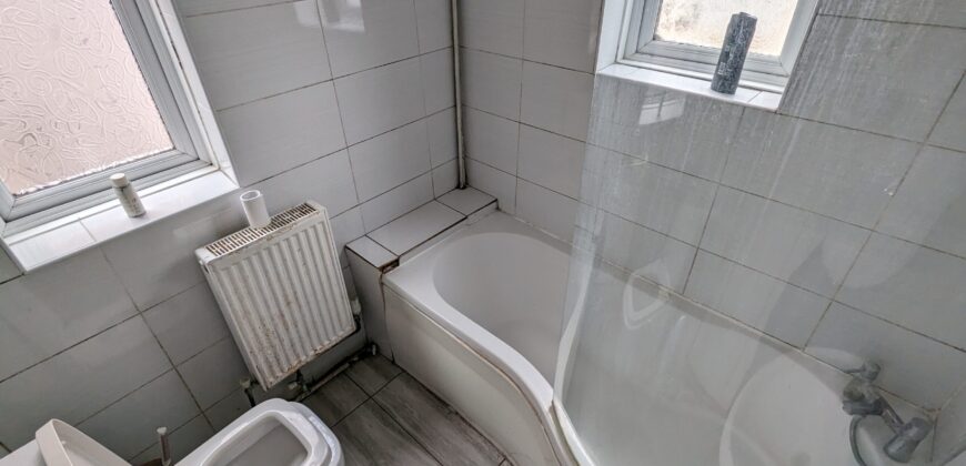 Large Double Room For a Single Occupant Only. Professionals Only. Not Suitable For Students. Fully Furnished. All Bills Included. Minimum 6 Month Contract.