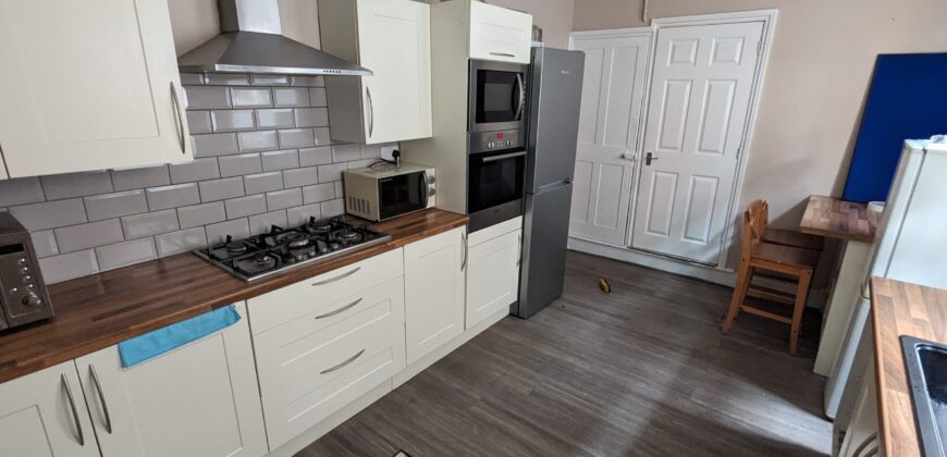 Large Double Room For a Single Occupant Only. Professionals Only. Not Suitable For Students. Fully Furnished. All Bills Included. Minimum 6 Month Contract.