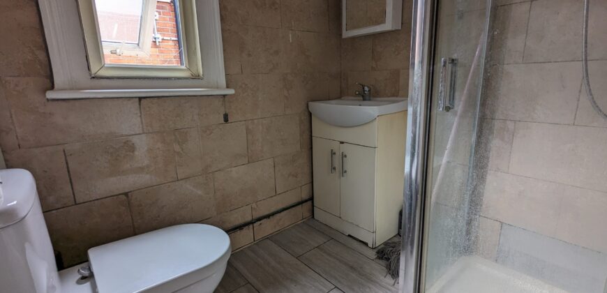 Large Double Room For a Single Occupant Only. Professionals Only. Not Suitable For Students. Fully Furnished. All Bills Included. Minimum 6 Month Contract.