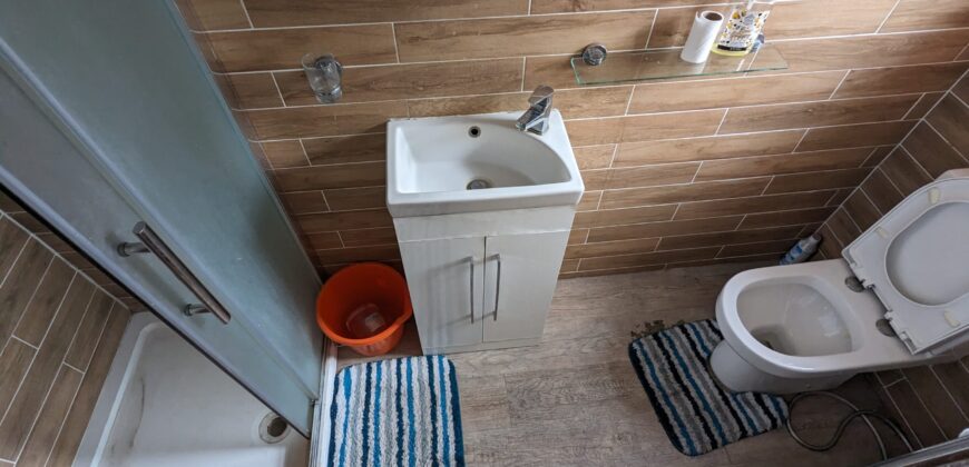 Large Double Room For a Single Occupant Only. Professionals Only. Not Suitable For Students. Fully Furnished. All Bills Included. Minimum 6 Month Contract.