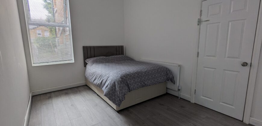 Large Double Room For a Single Occupant Only. Professionals Only. Not Suitable For Students. Fully Furnished. All Bills Included. Minimum 6 Month Contract.