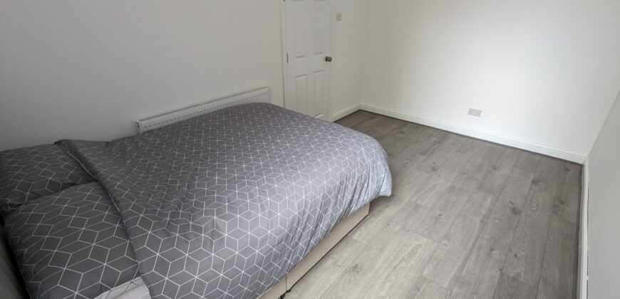 Large Double Room For a Single Occupant Only. Professionals Only. Not Suitable For Students. Fully Furnished. All Bills Included. Minimum 6 Month Contract.