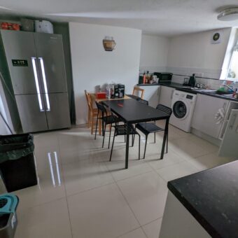Upmarket Spacious 6 Double Bedroom 2 Bath House, Spare 7th Room, Off Road Parking x2