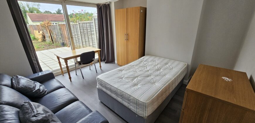 NEWLY REFURBISHED, Spacious 6 Double Bed Semi Detached House, Ample Driveway Parking, Ideal for Placement Students