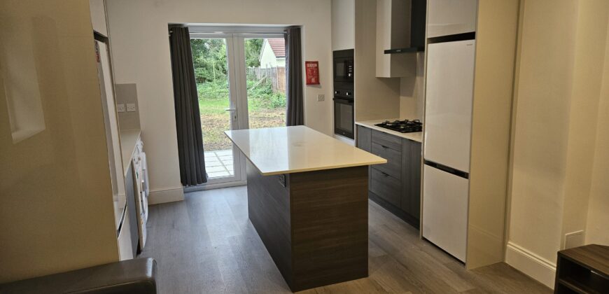 NEWLY REFURBISHED, Spacious 6 Double Bed Semi Detached House, Ample Driveway Parking, Ideal for Placement Students