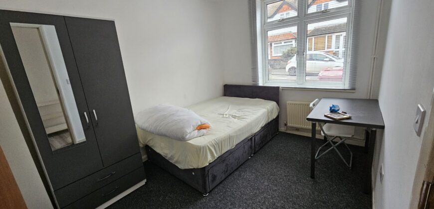 Great Value, Refurbished 3 Double Bed House with spare room