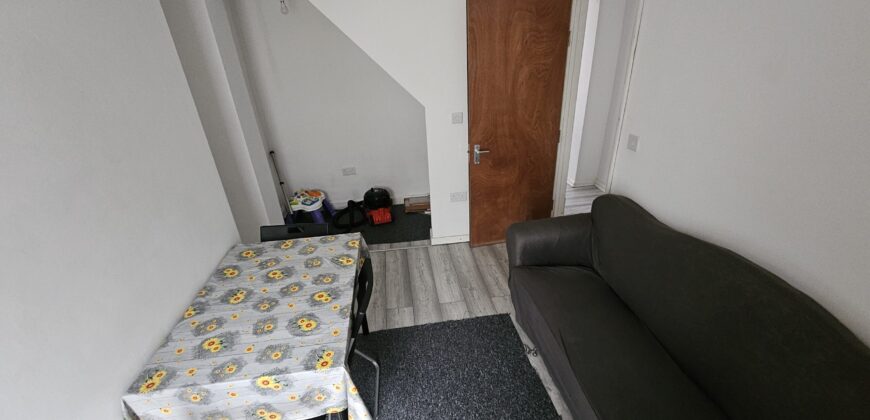 Great Value, Refurbished 3 Double Bed House with spare room