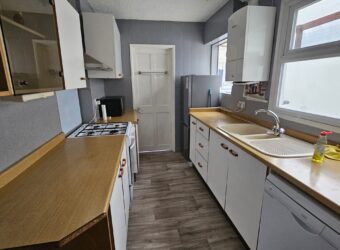 Great Value, Refurbished 3 Double Bed House with spare room