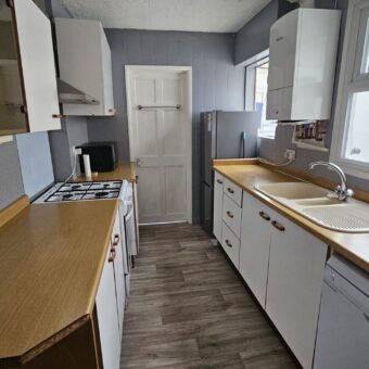 Great Value, Refurbished 3 Double Bed House with spare room