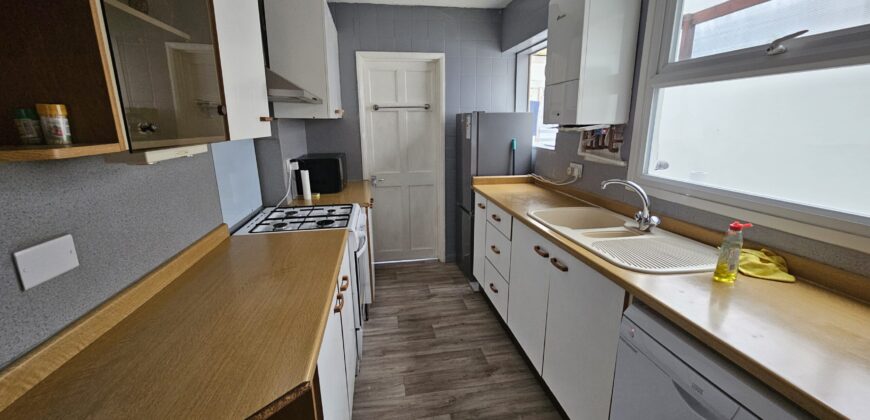 Great Value, Refurbished 3 Double Bed House with spare room