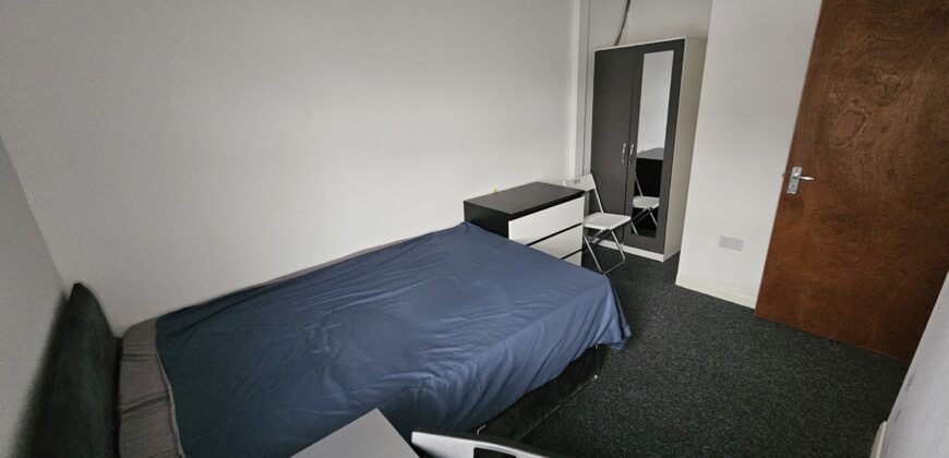 Great Value, Refurbished 3 Double Bed House with spare room