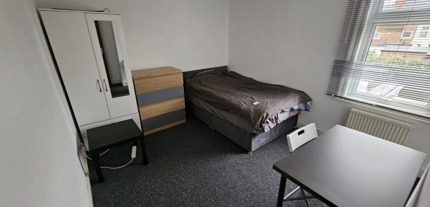 Great Value, Refurbished 3 Double Bed House with spare room