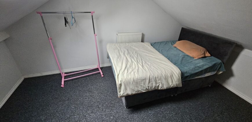 Great Value, Refurbished 3 Double Bed House with spare room
