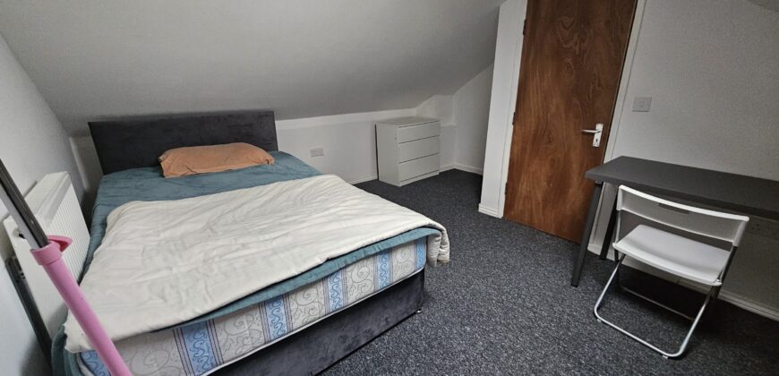 Great Value, Refurbished 3 Double Bed House with spare room