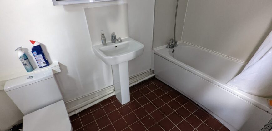 Upmarket Spacious 4 Double Bedroom 2 Bath Flat, Large Open Plan Kitchen / Lounge