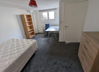 Upmarket Spacious 4 Double Bedroom 2 Bath Flat, Large Open Plan Kitchen / Lounge