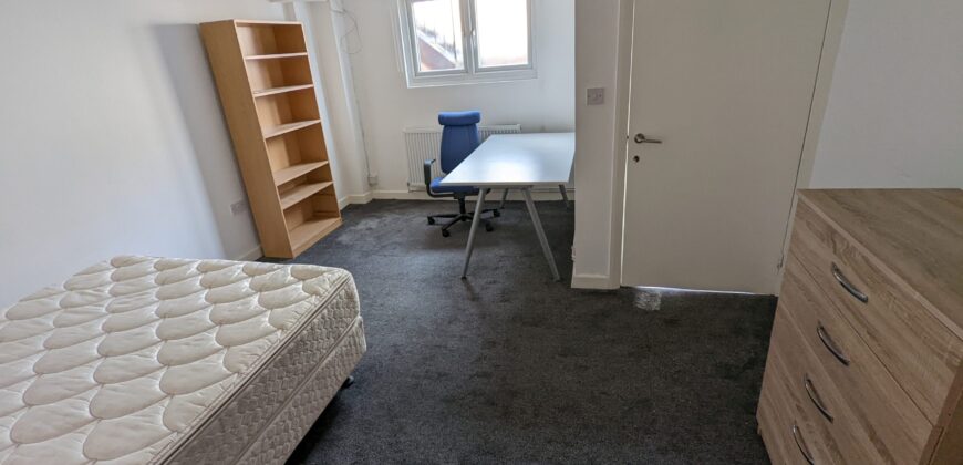 Upmarket Spacious 4 Double Bedroom 2 Bath Flat, Large Open Plan Kitchen / Lounge