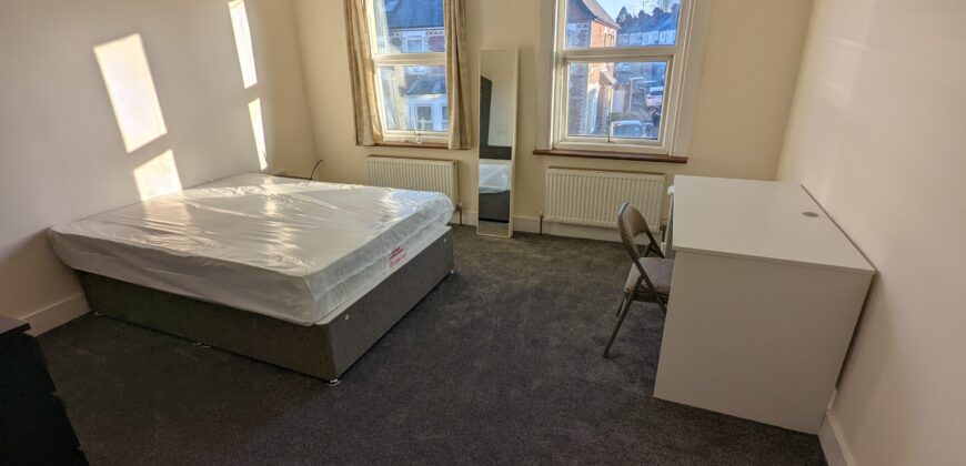 Spacious Superior 6 Double Bed 2 Bath House, Ideal for Students