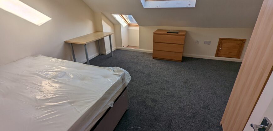 Spacious Superior 6 Double Bed 2 Bath House, Ideal for Students