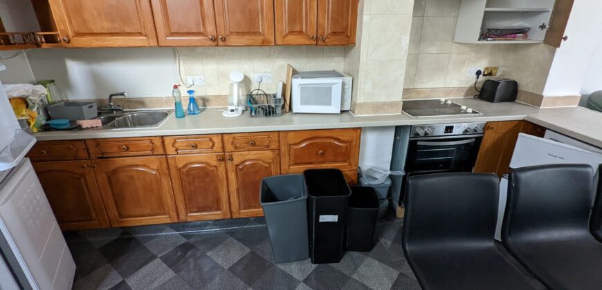 Upmarket Spacious 4 Double Bedroom 2 Bath Flat, Large Open Plan Kitchen / Lounge