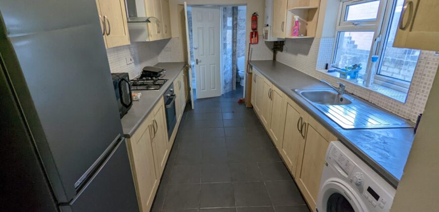 Spacious Superior 6 Double Bed 2 Bath House, Ideal for Students