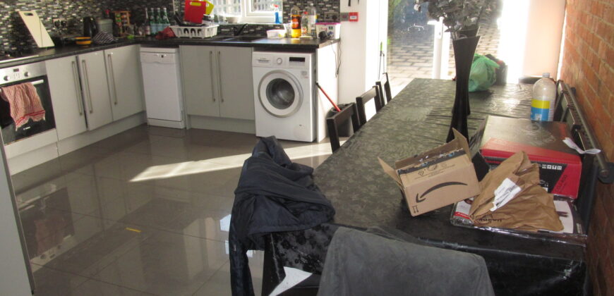 Top Quality, Spacious 6 Double Bed 3 Bath House, Massive Communal Lounge / Kitchen, Recently Refurbished