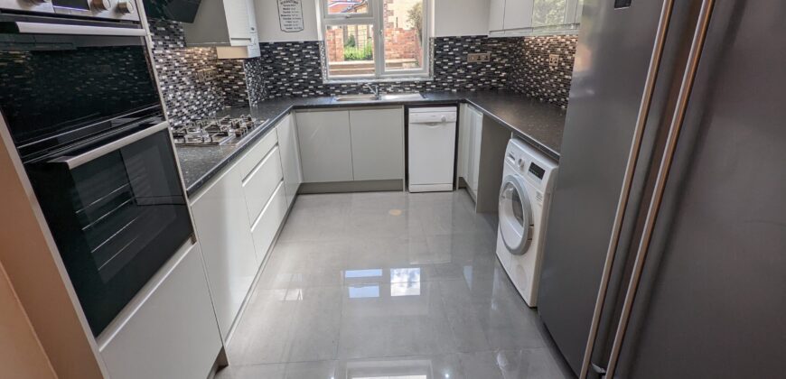 Spacious Superior 6 Double Bed 3 Bath House, Massive Communal Lounge / Kitchen