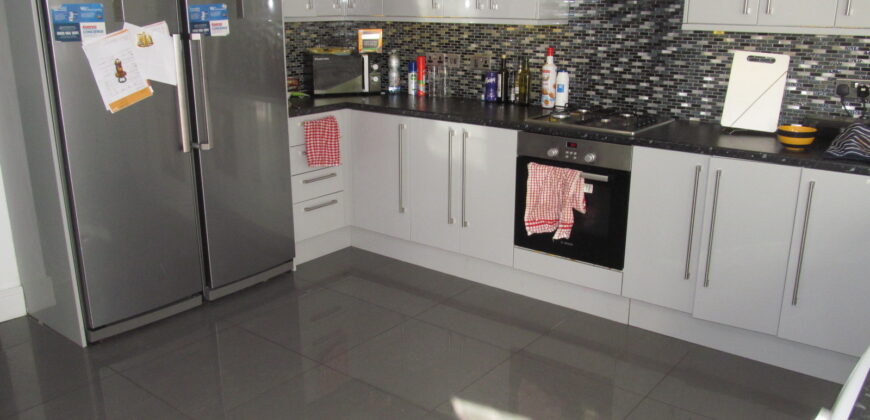 Top Quality, Spacious 6 Double Bed 3 Bath House, Massive Communal Lounge / Kitchen, Recently Refurbished