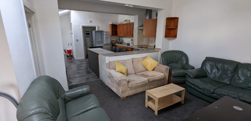 Upmarket Spacious 4 Double Bedroom 2 Bath Flat, Large Open Plan Kitchen / Lounge