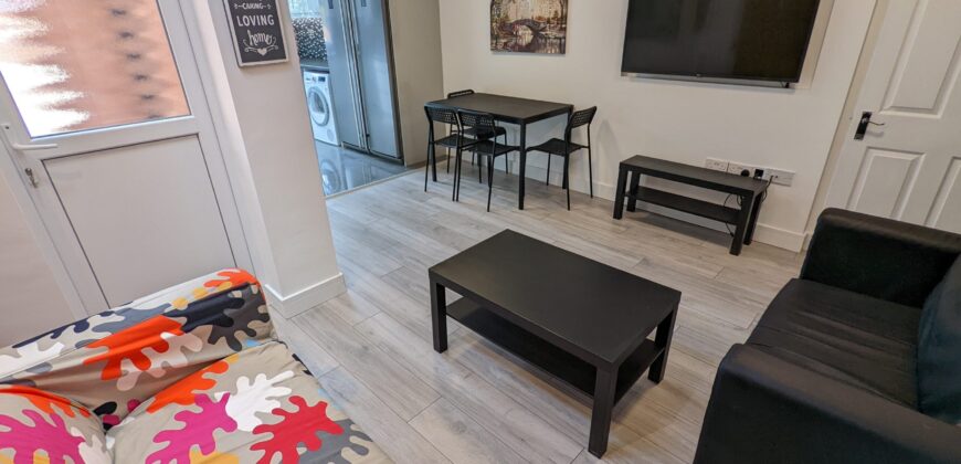 Spacious Superior 6 Double Bed 3 Bath House, Massive Communal Lounge / Kitchen