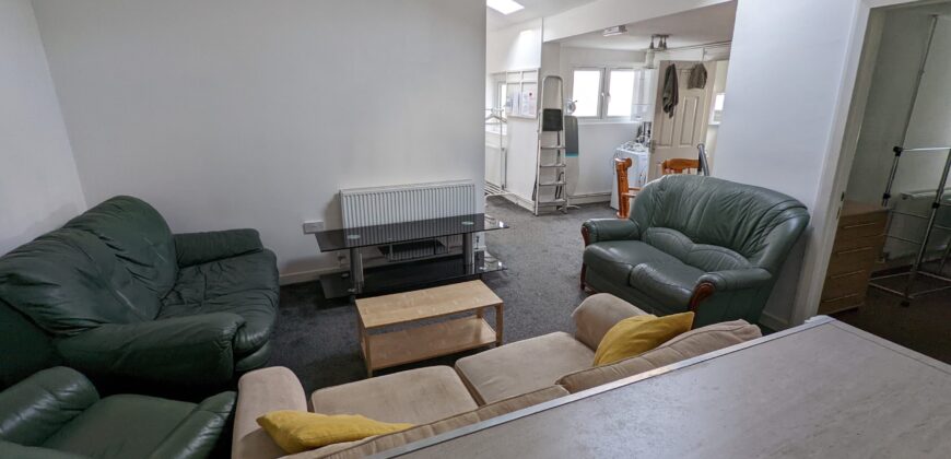 Upmarket Spacious 4 Double Bedroom 2 Bath Flat, Large Open Plan Kitchen / Lounge