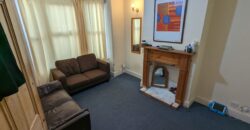 Spacious Superior 4 Bedroom STUDENT House, Lovely Farmhouse Style Kitchen, Solar Panels on Roof