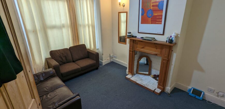 Spacious Superior 4 Bedroom STUDENT House, Lovely Farmhouse Style Kitchen, Solar Panels on Roof
