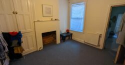 Spacious Superior 4 Bedroom STUDENT House, Lovely Farmhouse Style Kitchen, Solar Panels on Roof