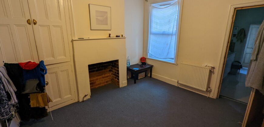 Spacious Superior 4 Bedroom STUDENT House, Lovely Farmhouse Style Kitchen, Solar Panels on Roof