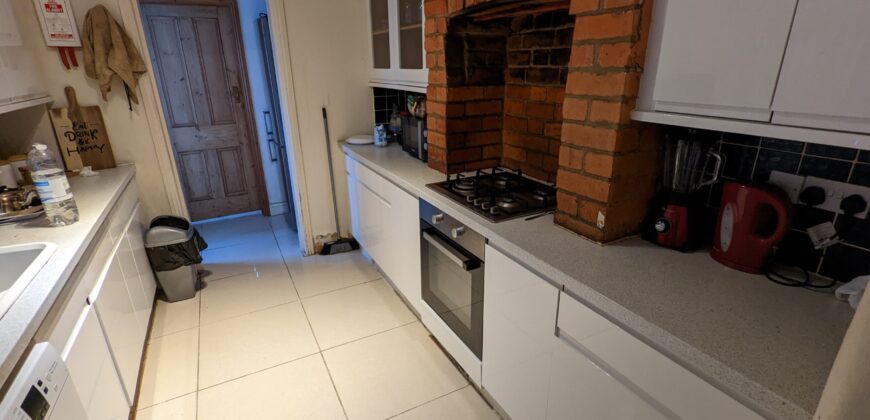 Spacious Superior 4 Bedroom STUDENT House, Lovely Farmhouse Style Kitchen, Solar Panels on Roof