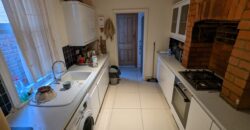 Spacious Superior 4 Bedroom STUDENT House, Lovely Farmhouse Style Kitchen, Solar Panels on Roof