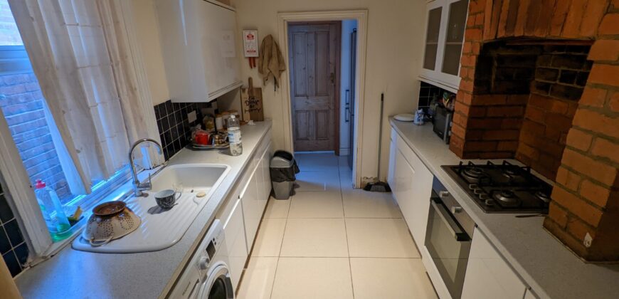 Spacious Superior 4 Bedroom STUDENT House, Lovely Farmhouse Style Kitchen, Solar Panels on Roof
