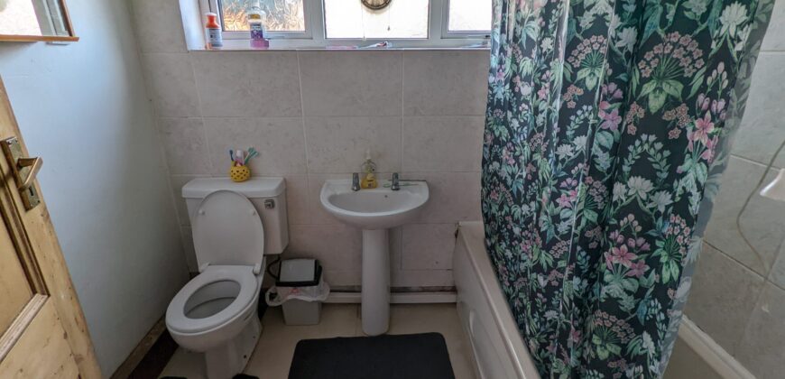 Spacious Superior 4 Bedroom STUDENT House, Lovely Farmhouse Style Kitchen, Solar Panels on Roof
