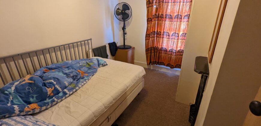 Spacious Superior 4 Bedroom STUDENT House, Lovely Farmhouse Style Kitchen, Solar Panels on Roof