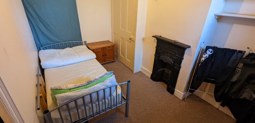 Spacious Superior 4 Bedroom STUDENT House, Lovely Farmhouse Style Kitchen, Solar Panels on Roof