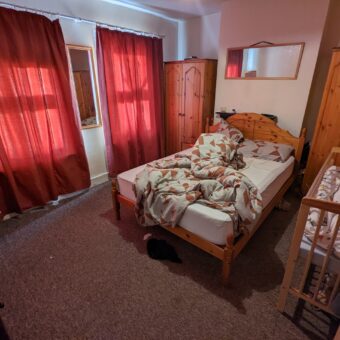 Spacious Superior 4 Bedroom STUDENT House, Lovely Farmhouse Style Kitchen, Solar Panels on Roof