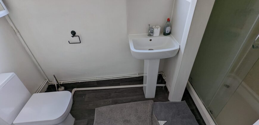 Upmarket Spacious 4 Double Bedroom 2 Bath Flat, Large Open Plan Kitchen / Lounge