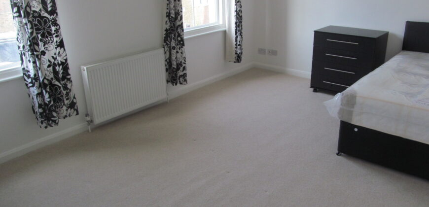 NEW RENOVATION, Spacious 6 Double Bed 3 Bath House, Ideal for London Road Campus, Hospital