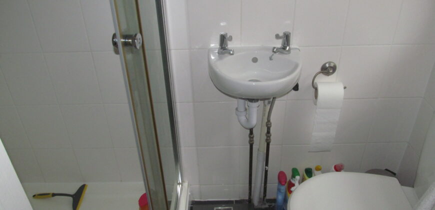 Top Quality, Spacious, 8 Double Bedroom House All Bedrooms Have En Suite Shower Rooms