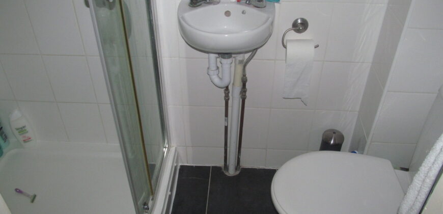 Top Quality, Spacious, 8 Double Bedroom House All Bedrooms Have En Suite Shower Rooms