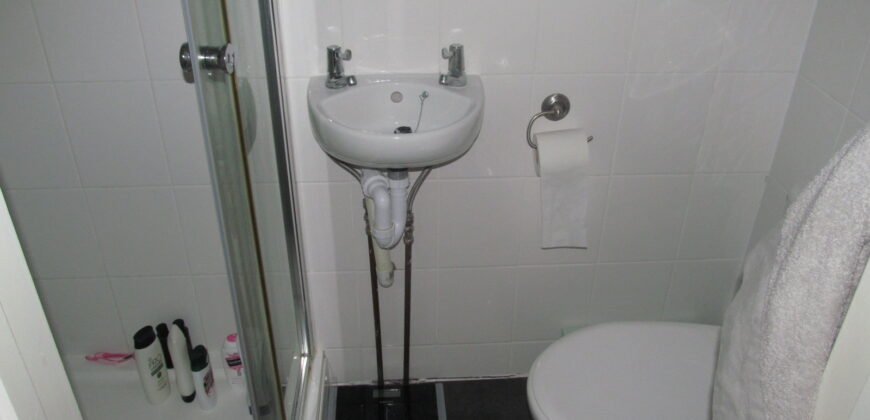 Top Quality, Spacious, 8 Double Bedroom House All Bedrooms Have En Suite Shower Rooms