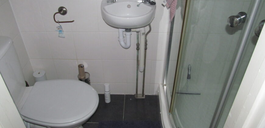 Top Quality, Spacious, 8 Double Bedroom House All Bedrooms Have En Suite Shower Rooms