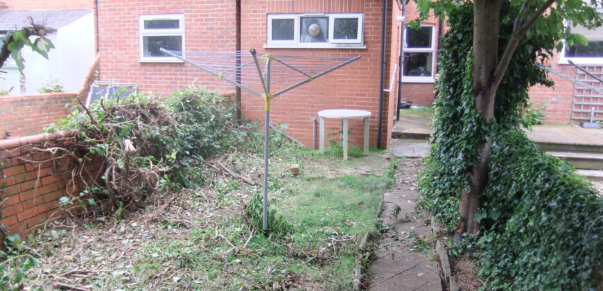Spacious Superior 4 Bedroom STUDENT House, Lovely Farmhouse Style Kitchen, Solar Panels on Roof